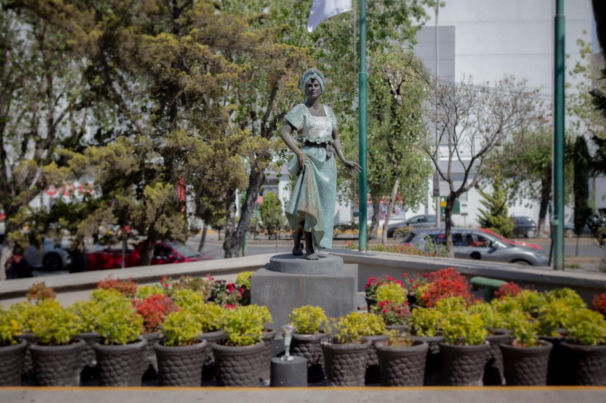 Hotel La Joya Pachuca Extérieur photo Statue of the Virgin Mary